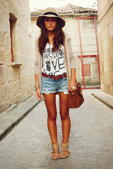 Too hat , Alexandra Per, Shorts, Zara, Cardigan, Zara, Hat, ASOS, T-shirt,, Bershka, Sandals, Weeken, Purse, Weeken, Alexandra Per, Spain