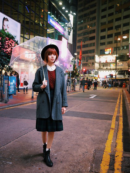 STREET SNAPSHOT, Una Yeung, Oversize Blazer, Weeken, Sleeveless Sweater, Zara, Long Sleeves Shirt, WEEKEND, Checked Skirt, H&M, Boots, Zara, Black Hat, WEEKEND, Transparent Umbrella, Weeken, White Socks, Weeken, Una Yeung, 